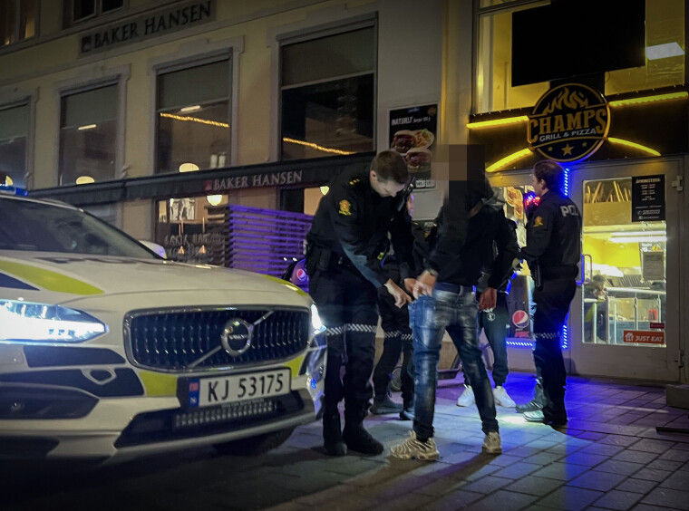 Bildet viser ransaking av ungdommer på Strømsø Torg.