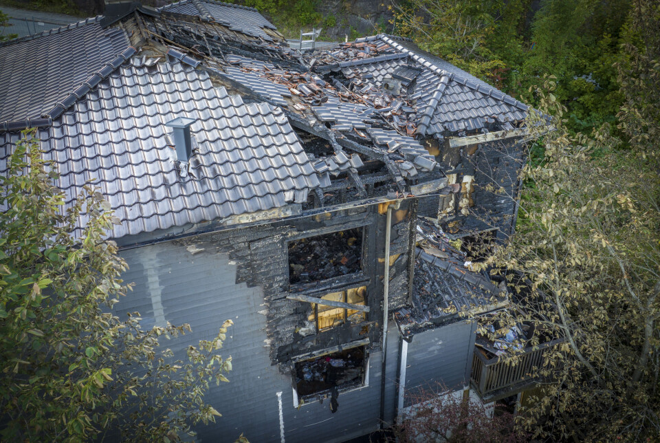 Bilder fra åstedet etter at brannen var slukket viser omfattende skader på tomannsboligen.