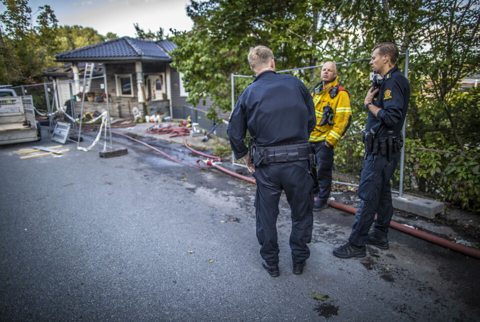 SPERRET AV: Politiet har sikret eiendommen med sperrebånd.