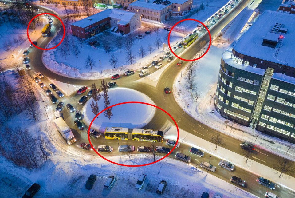 HAVNER I SAMME KØEN: Bussene, som bildet viser, havner i den samme køen som resten av trafikken bak flaskehalsen.
