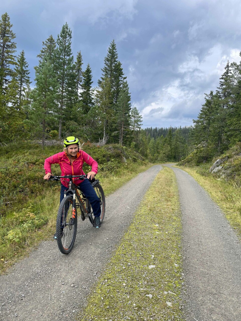 Gry Mile Jakobsen er fornøyd, endelig er det høyeste punktet på sykkelturen over Vestskauen nådd. Nå venter nedoverbakkene mot Store Jøranvann.