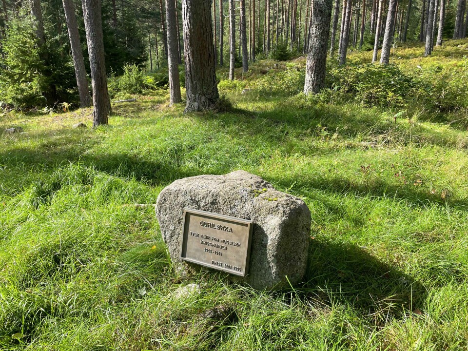 Minnestein på Guriløkka over fangeleiren for russiske krigsfanger i 1944-1945.
