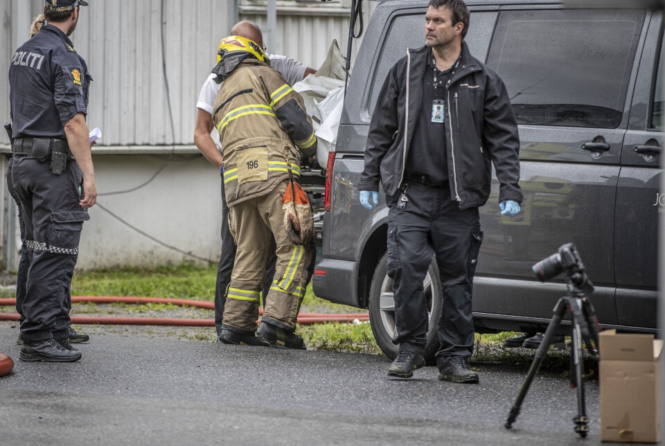 HENTET UT: Politiet etterforsker dødsbrann i Nedre Kjøsterudgate på Landfalløya mandag ettermiddag. Krimteknikere jobber på stedet.