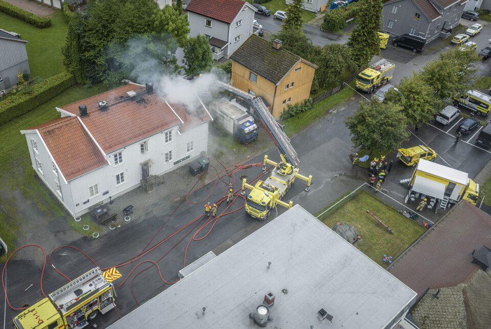 Området rundt boligen er sperret av for krimtekniske undersøkelser.