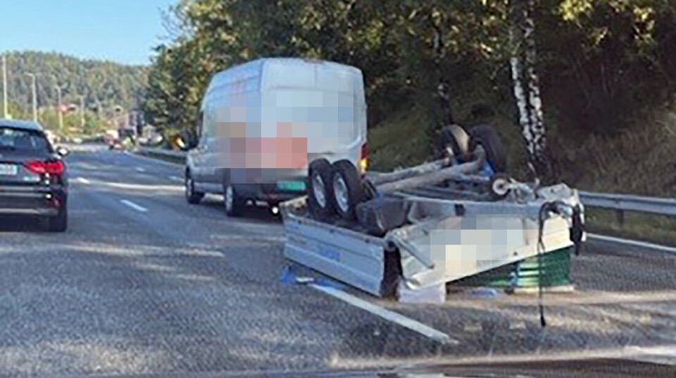E18: Bil mistet tilhengeren - traff annen bil