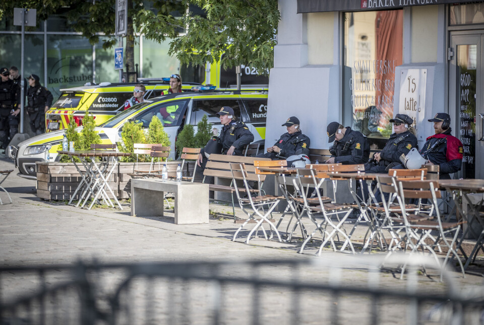 ROLIG DAG PÅ JOBBEN: Opprørspolitiet måtte verken håndtere egg, poteter, stein eller voldelige motdemonstranter.