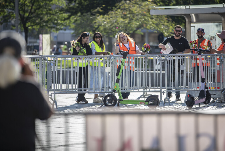 SYMBOLIKK: Gjengen fra blant annet Partiet Sentrum og Buskerud Innvandrerråd fremmet et budskap om samhold med godt humør.