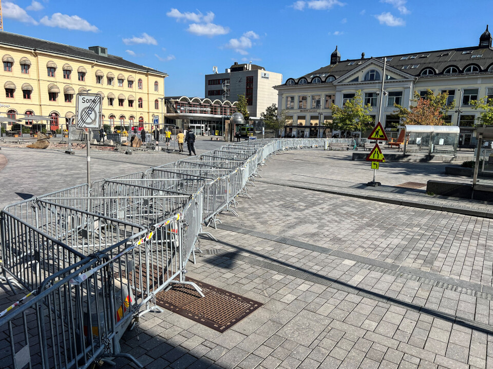 TOMT: Innenfor de ytre sperringene var det få som våget seg.