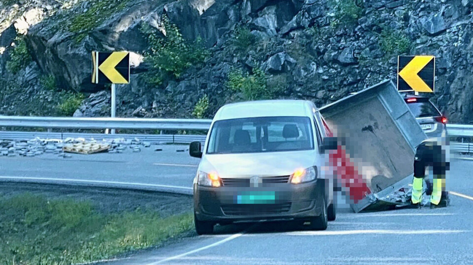 VELTET: Tilhengeren veltet så hele lasset med stein ble strødd utover veibanen.