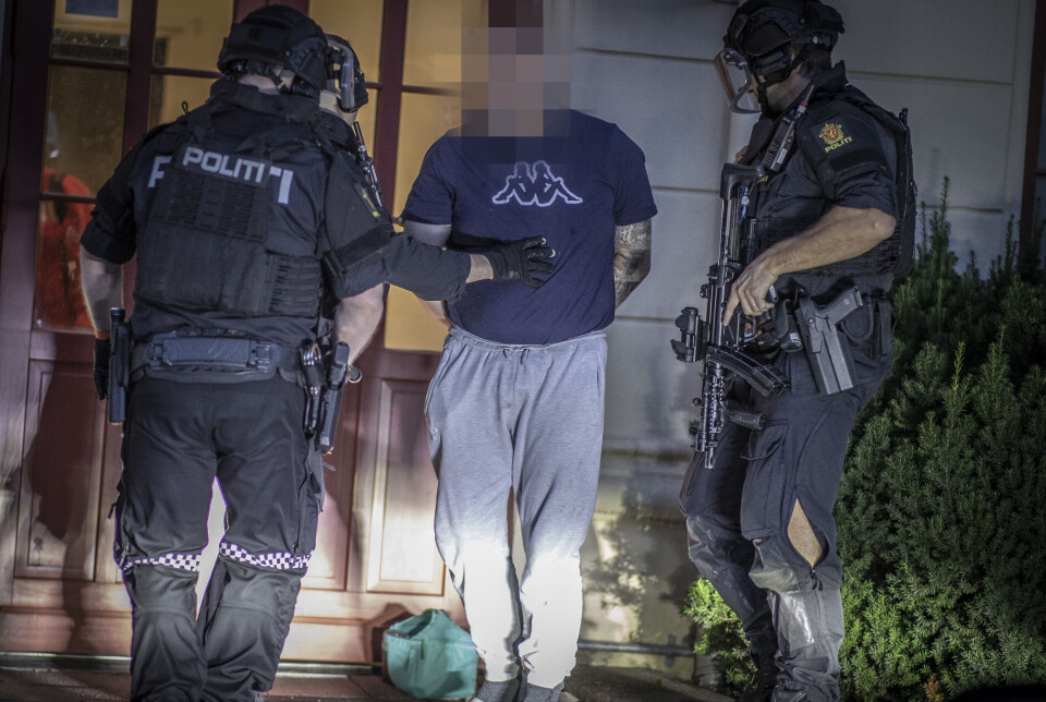 HER BLIR HAN TATT: Politiet fant etter hvert mannen som skal ha fremsatt truslene. Han ble arrestert på stedet.