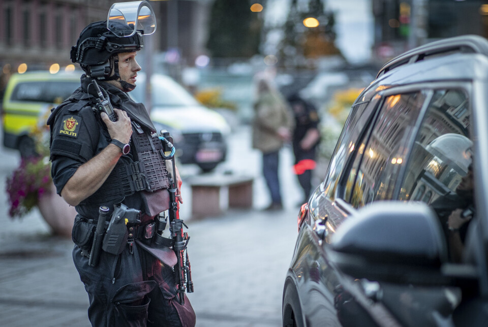 UAVKLART SITUASJON: Her får politiet beskjed om at søket må fortsette, mens mannen bak i bildet blir løslatt
