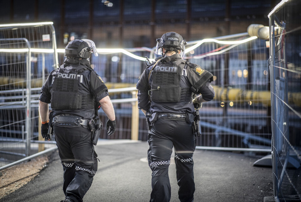 Tungt bevæpnet politi med tohåndsvåpen gjennomsøkte stasjonsområdet.