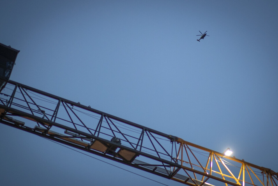 Politihelikopter var i lufta over området.