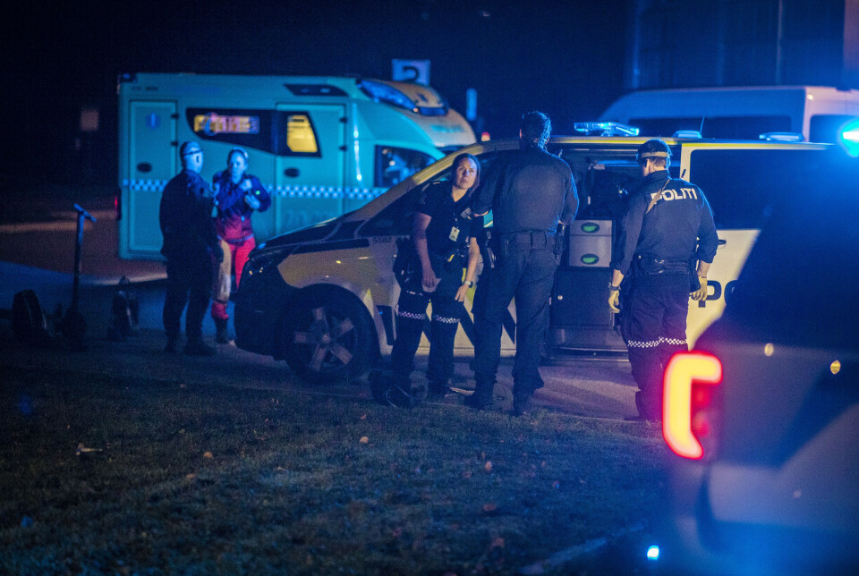 Store politistyrker rykket ut til melding om et knivoverfall av en mann ved Drammen VGS sent onsdag kveld.