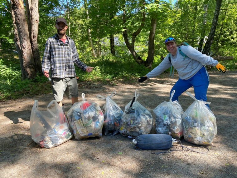 BLI MED: Ryddedugnaden hjelper til å fjerne store mengder søppel fra naturen vår. Da blir det både finere rundt oss og et bedre miljø. Her bidrar to av kommunens ansatte, Eivind Ekholt Andersen og Regine Nornes.