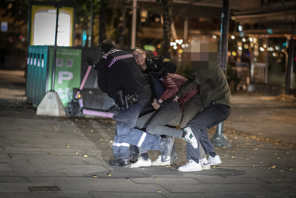 En slåss med både politiet og en av de to andre, mens en tredjemann forsøkte å dra den ene unna den andre. En fjerdemann valgte å holde seg på en armlengdes avstand.