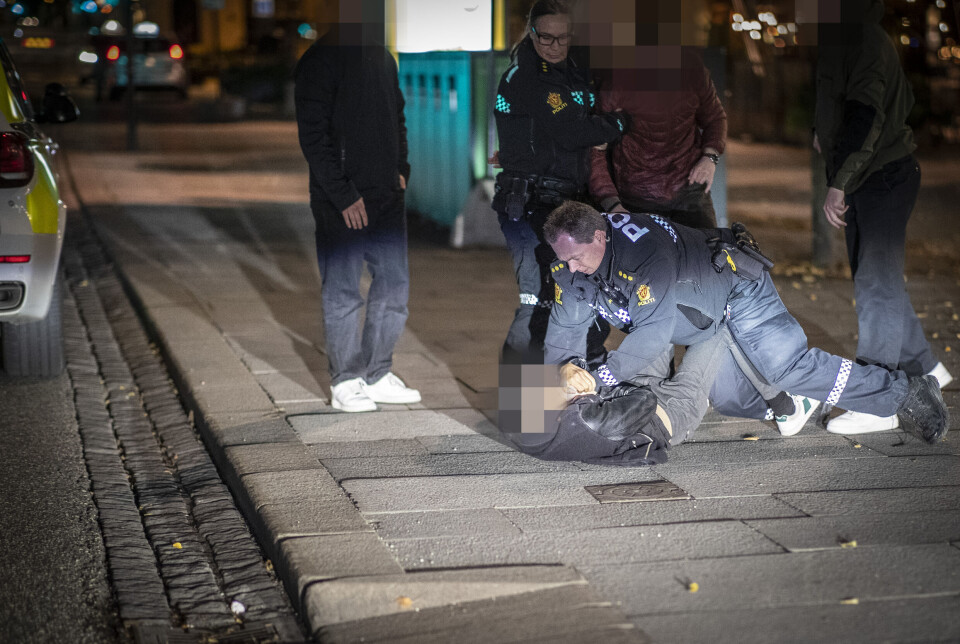 Tre karer som begynte å slåss like foran politiet ga seg ikke før de også havnet i basketak med lovens lange arm, som måtte bryte opp tumultene.