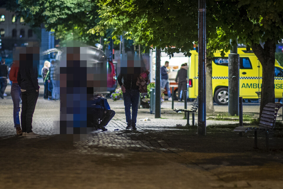 LIKE ETTER DET SKJEDDE: En ambulanse lenger ned på torget fikk ikke med seg episoden og forlot stedet før politiet ankom.