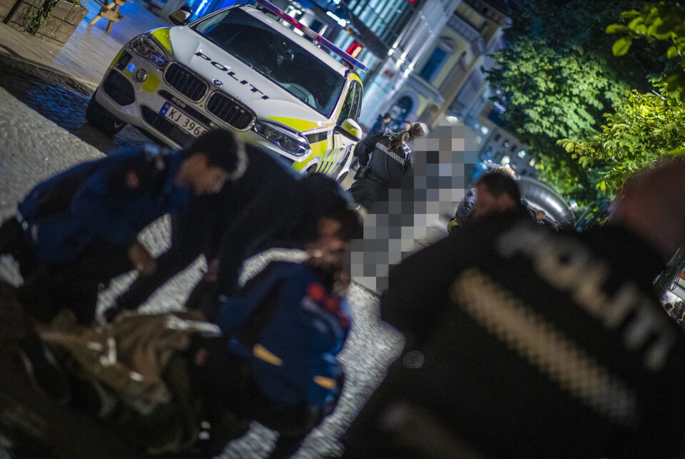 Den mistenkte mannen forholdt seg rolig og samarbeidet med politiet mens den skadde fikk hjelp.