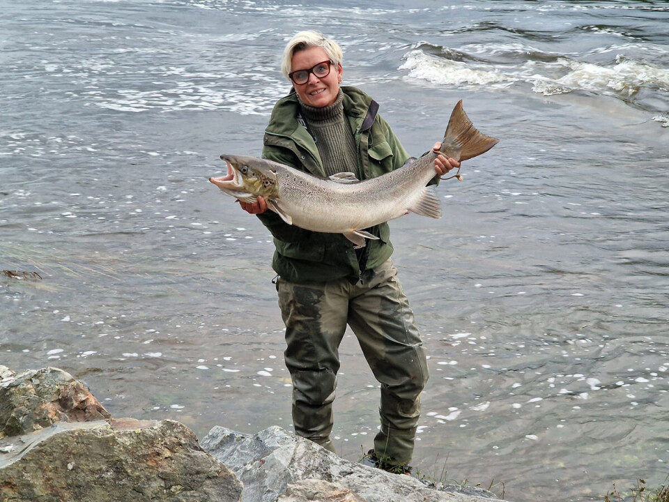 Årets andre laks for Ann-Kristin Vie med 9,4 kilo. Den skal røykes og blir herremåltid til jul