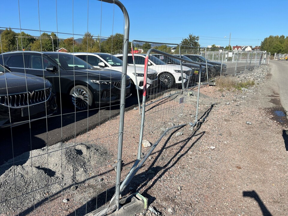 Kjørte ned gjerde og skadet fire nye biler
