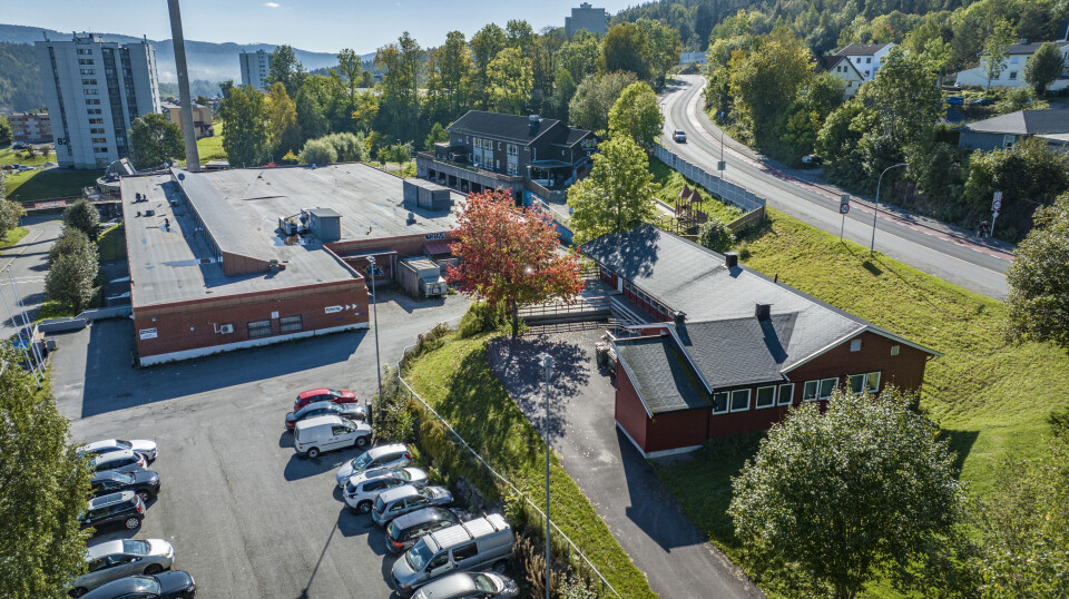 Bygget til høyre i bildet har i de senere årene vært brukt av ungdomsklubben Neon. Til venstre i bildet Fjell-senteret, hvor en av tre islamske foreninger med lokaler på stedet nå vil ta over naboeiendommen med formål om å etablere det mange vil mene er en moské.