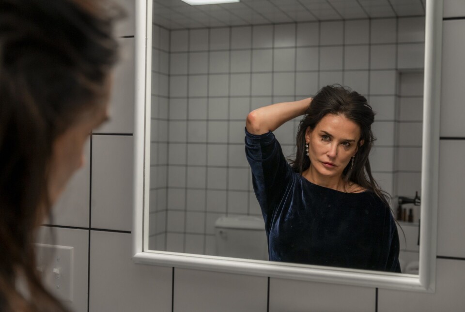 Denne mannsdominerte verden dikterer Demi Moores karakter Elisabeth videre skjebne som en avdanket Hollywood-stjerne