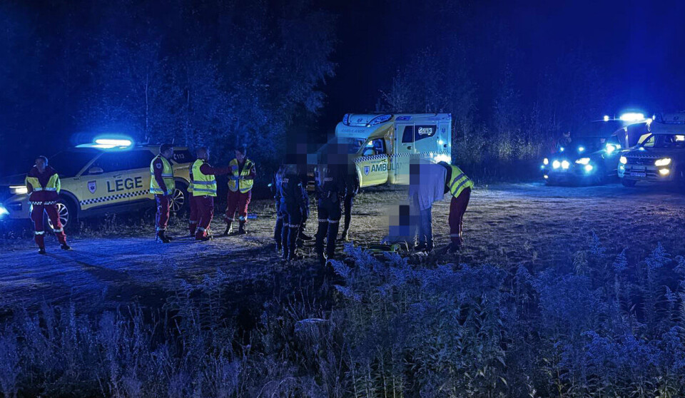 Flere er evakuert og blir tilsett av ambulansepersonell.