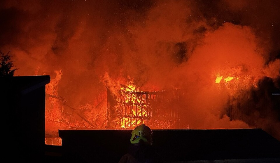 FLAMMEHAV: En av bygningene er fullstendig utbrent.