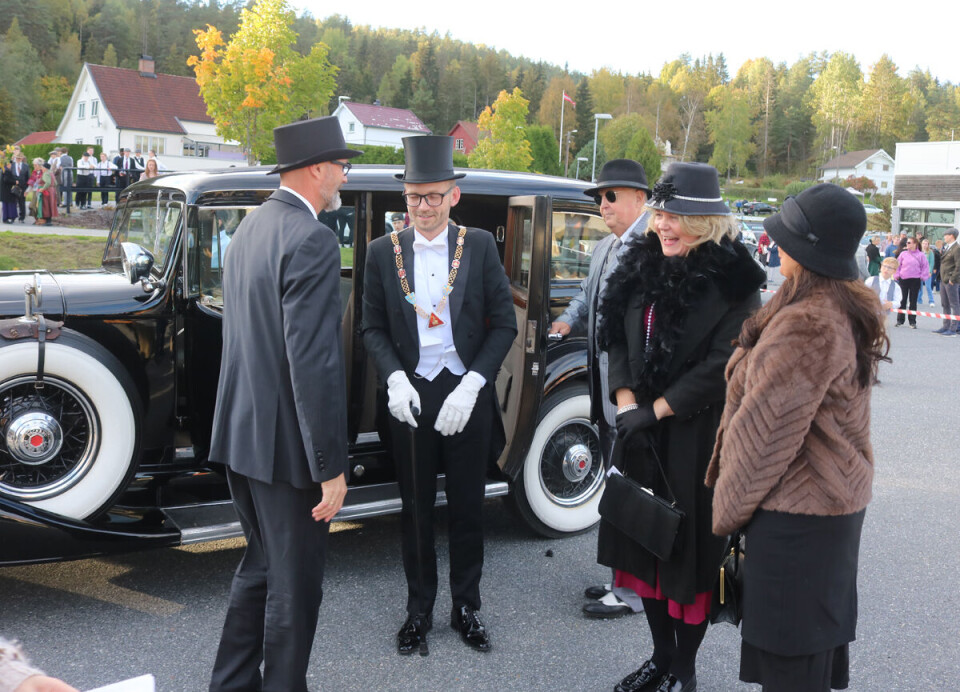 Rektor Sveinung René Røyland ønsker ordfører Adrian Tollefsen, kommunalsjef Anne Kristin Svendsen og kommunedirektør Susanne Vist velkommen er de ankom i bilen til Svein Rust.