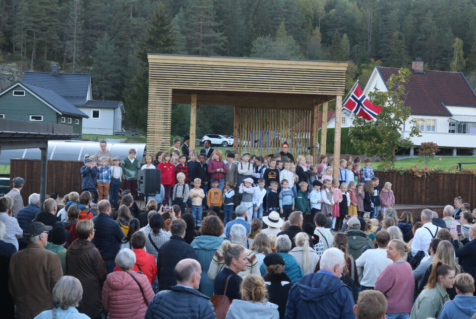 100-års jubileet til Skotselv skole ble feiret med stor fest. Her med sang av 1. til 4. klasse