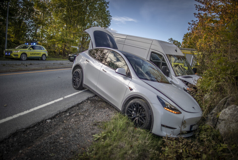 En Tesla Model Y og en varebil var involvert i krasjen, og havnet begge i grøfta etter sammenstøtet.
