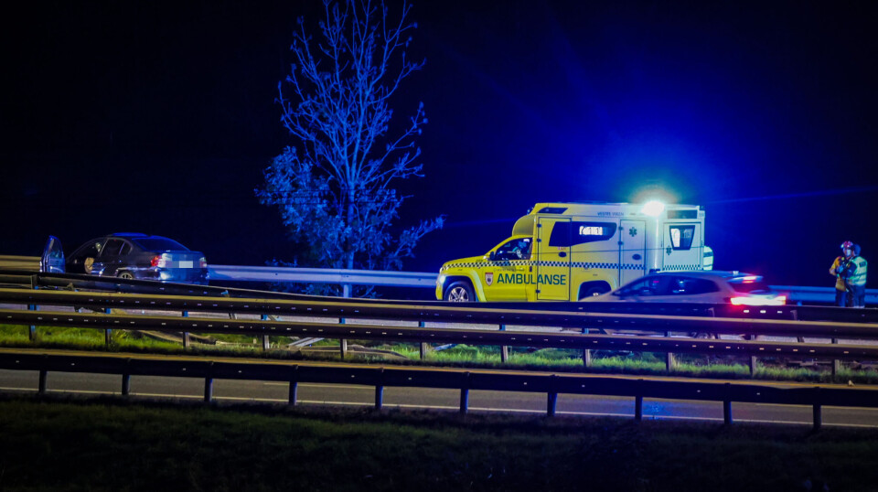 Både autovern og kjøretøy skal ha fått hard medfart. Politiet mistenker høy hastighet.