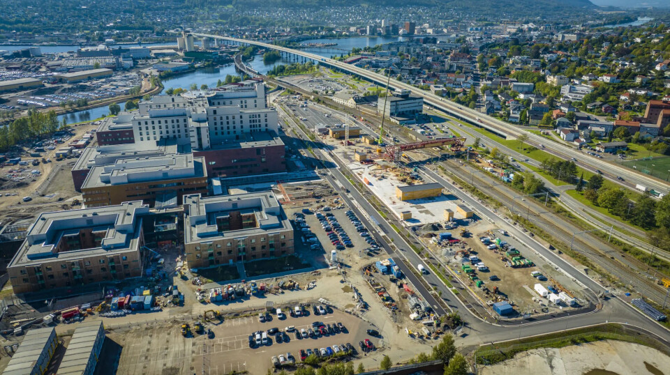 TOGET STOPPER VED SYKEHUSET: Drammenbanen og Brakerøya stasjon ligger vis-a-vis sykehustomta og den nye helseparken, med gangbru over vei og jernbane.