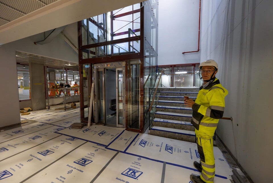 Prosjektsjef Jon Cristian Simenstad viser rundt i parkeringskjelleren der nå bygges flere heiser som forbinder parkeringskjeller, bakkeplan og etterhvrt gangbroen fra Brakerøya stasjon.