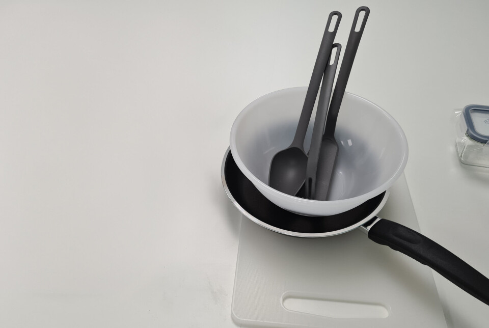 Kjøkkenutstyr av plast kan frigi mikroplast i maten når du tilbereder maten. Vi kjenner ikke konsekvensene av å spise mikroplast, men vi vet at mikroplast ofte inneholder skadelige kjemikalier.