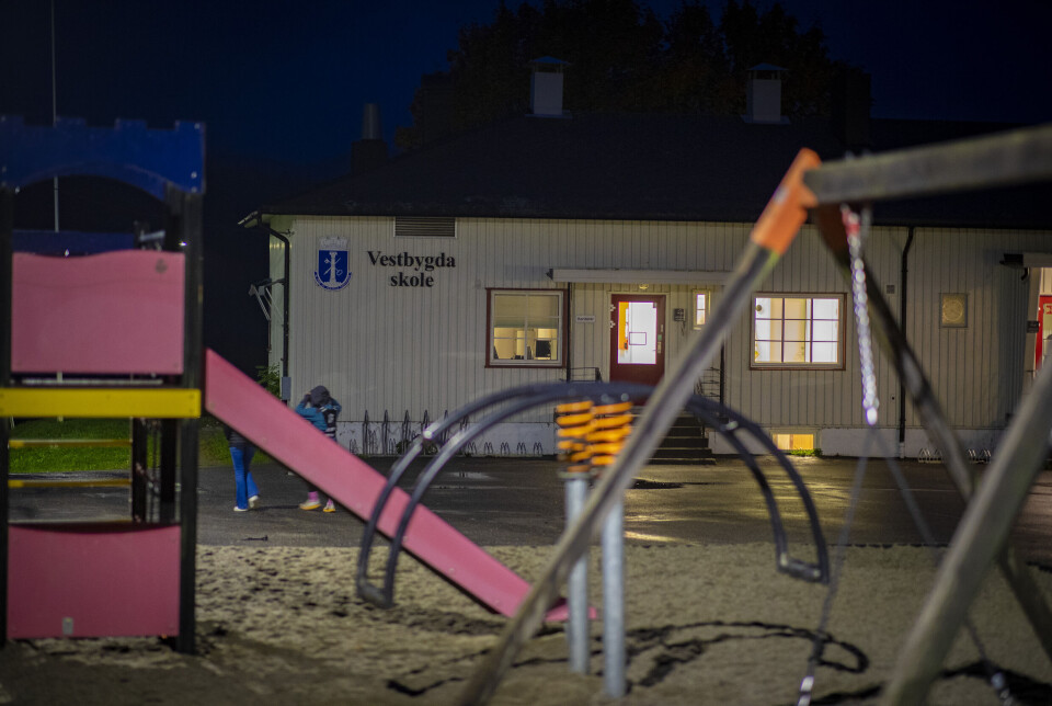 SLUKKES LYSET FOR GODT? Skolen har hektisk aktivitet til sent på kveld, under allmøtet onsdag var det både organisert idrett på kunstgresset og korps-øving i lokalene.