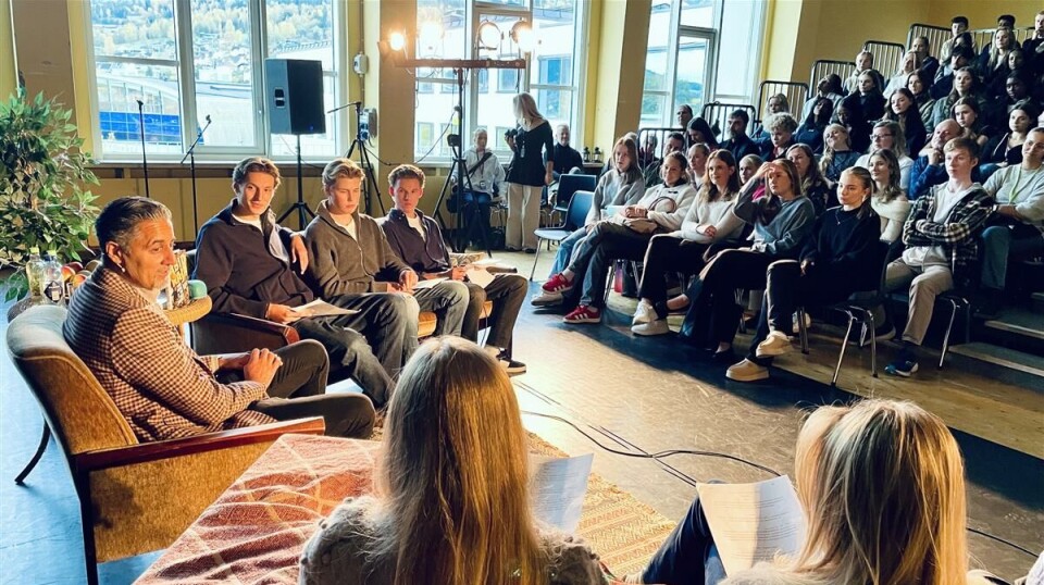 BOKAKTUELL: Nyhetsaktuelle Abid Raja møtte 100 elever ved Drammen videregående skole til samtale og diskusjon i forbindelse med Mangfoldsuka 2024.