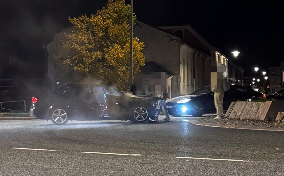 Smadret bilen i rundkjøring