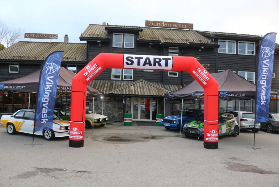 Sanden Hotell var pyntet til rallyfest med startseil og lokale rallybiler utenfor.