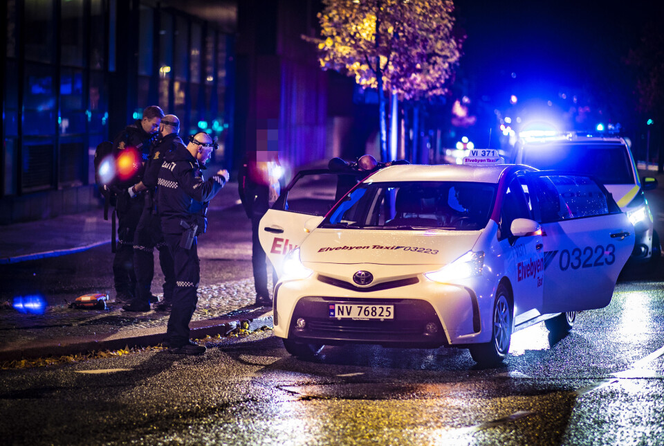 Flere politipatruljer og ambulanse rykket ut etter melding om mann med hjertestans i en taxi i Kreftings gate.
