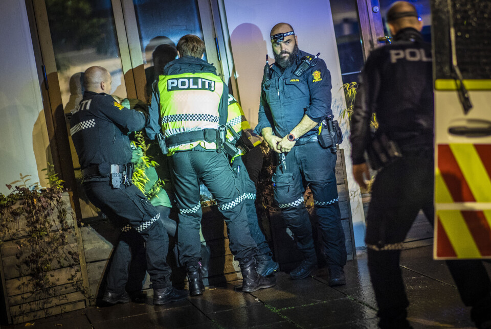 Etter å ha servert en rekke ukvemsord overfor politiet som ikke egner seg på trykk, slo kvinnen seg fullstendig krakilsk og endte opp i nærmeste blomsterpotte da hun skulle innlosjeres i politibilen.