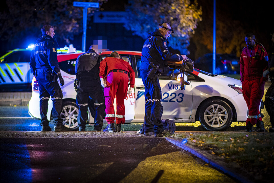Folk på stedet fikk etter hvert liv i vedkommende igjen, og innsatsleder Arne Guddal kunne pakke ned igjen hjertestarteren før mannen ble fraktet sykehus i ambulanse.