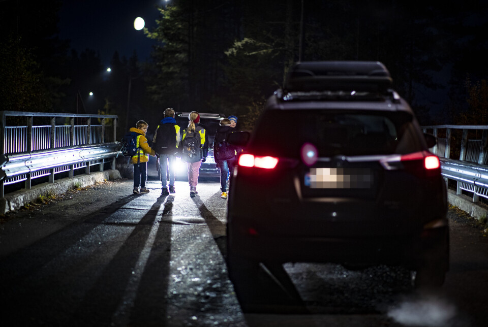 TRANGT OM PLASSEN: Foreldrene mener det ikke er god nok plass til skolevei med gående og passerende biler i begge retninger. En utbedring vil koste flesk.