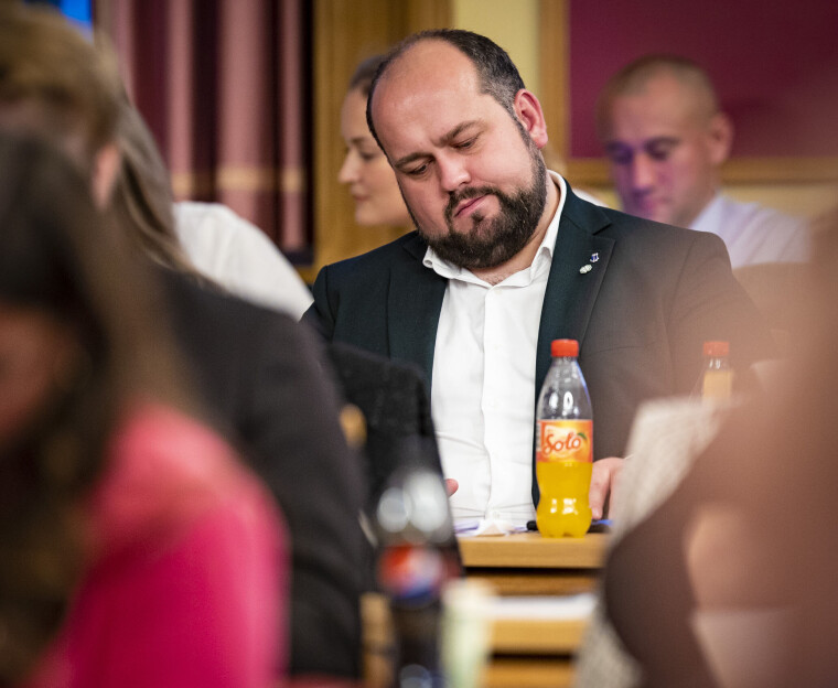 Gruppeleder i Senterpartiet Simon Nordanger holder foreløpig kortene tett til brystet.