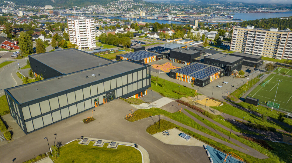 Fjell skole (bak) med Knutepunkt Fjell foran.