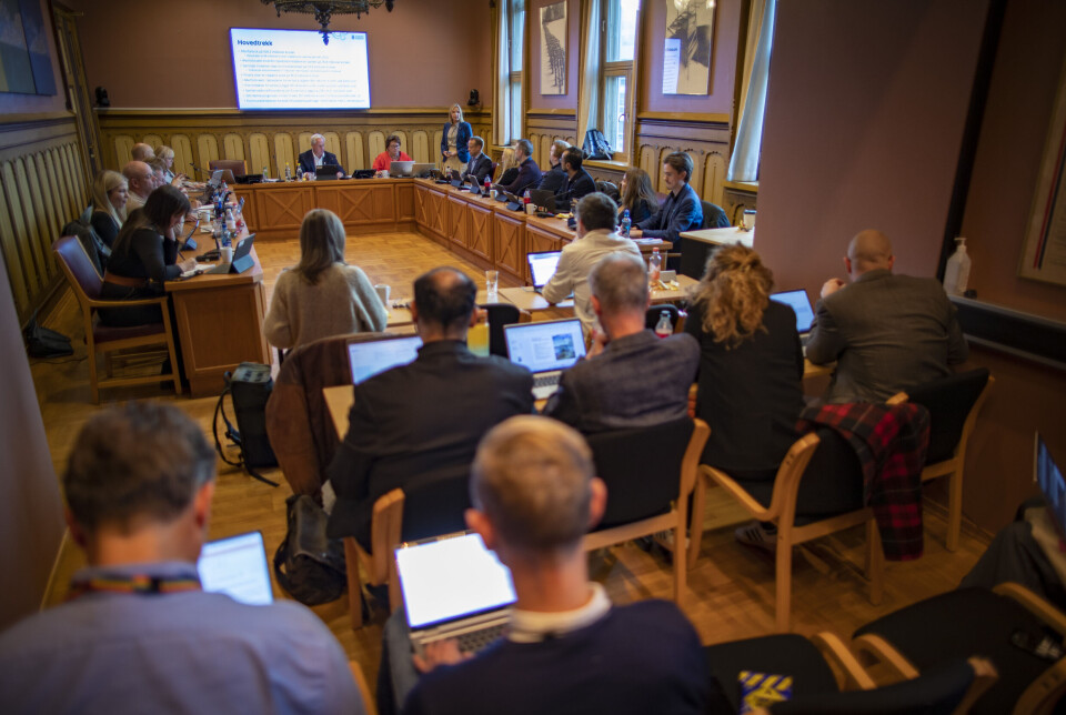 Folksomt i formannskapssalen tirsdag.