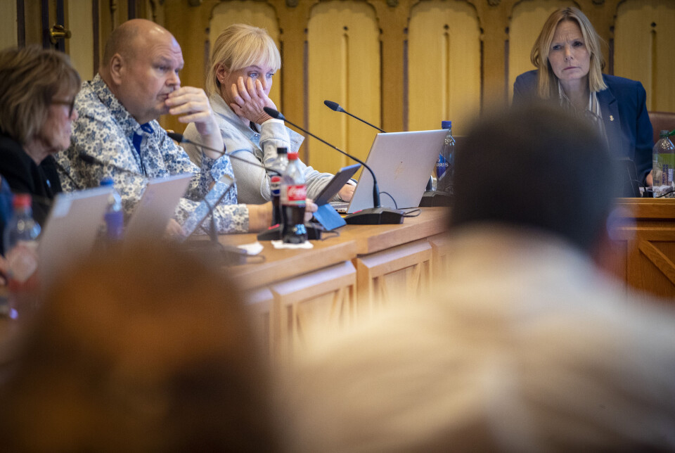 Posisjonspartiene måtte tåle kraftig kost fra motsatt side av salen, men Tor Tveter (H) leverte rene ord for penga også motsatt vei - så rene at han måtte tåle en liten reprimande fra ordføreren ihht. parlamentarisk språk-etikette.