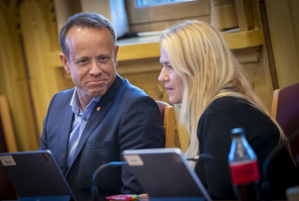 Mads Hilden fremmet på vegne av Ap å stemme mot å sende høringsnotatet som skolenedleggelser på høring, og avvente til kommunestyret med å fremme eget forslag. Dette fikk til slutt flertall etter at alle andre forslag falt.