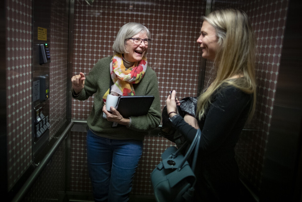 STEMNING I HEISEN: Nestleder i Hovedutvalget for Oppvekst og Utdanning Turid Solberg Thomassen (Krf) og Frp's skolepolitiker Kristin Løvaas Gjerde, som også er lærer, på vei ned etasjene i rådhuset for å overvære demonstrasjonen.